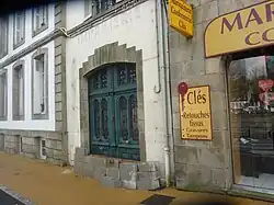 Parpaings posés à l'entrée d'un immeuble pour tenter de limiter les conséquences de l'inondation du 7 février 2014