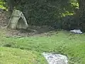 La fontaine située près de la chapelle Saint-Nicolas.