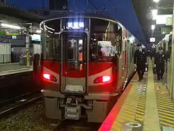 Train en arrêt sur le quai.