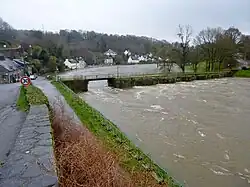 L'Aulne en crue à Châteauneuf-du-Faou au niveau du « Pont du Roy » (7 février 2014).