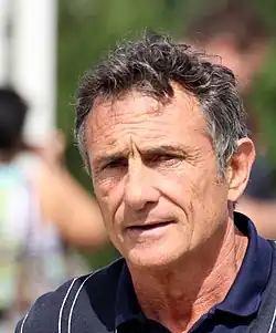 Un homme de face, habillé d'un polo.