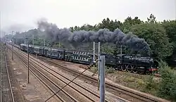Train spécial composé de voitures ex-État à deux niveaux, à Achères le 19/09/1982.