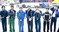 alt=Busking, Avril 2023
De gauche à droite: Havit, ra.L, Leon, Hankook, Eunil, Yechan, Yoonwoo