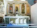 Chapelle Saint-They : autel latéral de droite avec un voilier en ex-voto.