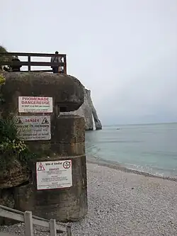 Panneaux de prévention sur les restes d'un bunker allemand.