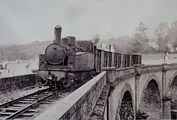 Un train du "Réseau breton" à voie métrique passant sur le viaduc en courbe franchissant l'Aulne à Châteaulin au début du XXe&nbsp;siècle 1