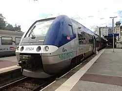 La rame AGC Z 27523/4 à quai, voie B, en août 2011.