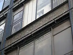 Détail de la façade rue Baillet du magasin 2, décorée avec des grès de Bigot.