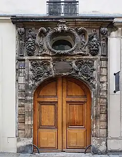 Porte du no&nbsp;27.