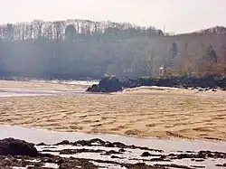 Aber Benoît : l'ancien gué de Roc'h an Diaoul, vu de la rive droite (chemin de Porléac'h en Lannilis) et son kiosque (commune de Tréglonou).
