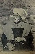 Vieille femme de Commana vers 1910 (carte postale ND Photo).