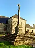 Le calvaire situé devant l'Église Notre-Dame-de-Folgoët.