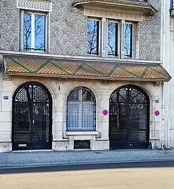 Nos&nbsp;27 bis et 29 : entrées.