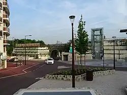 Les deux accès au tramway.