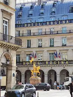 L’hôtel vu de la rue de Rivoli.