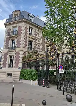 No&nbsp;2 (angle avenue Van-Dyck).