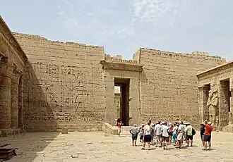 Première cour et deuxième pylône