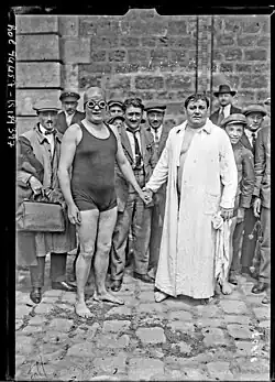 Marathon nautique Corbeil-Paris de 1924, le 2e Georges Michel pose avec la vainqueur Albert Chrétien.