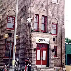 Performeur grimpant l'édifice patrimonial.