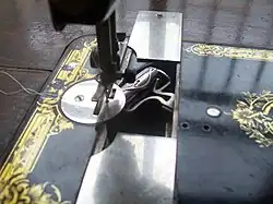 Dans une machine à navette sabot, navette en place.