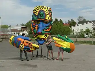 Manipulation par les artistes de rue des marionnettes géantes.