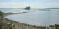 Le tombolo reliant l'îlot situé à l'extrémité de la pointe du Château à celle-ci en train d'être submergé à marée montante.