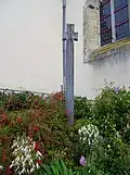 Croix monolithique près de l'église paroissiale Notre-Dame.