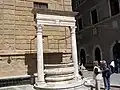 Puits coin Palais Piccolomini/corso Rosselino.