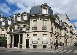 No&nbsp;30 : hôtel particulier construit en 1876 par l’architecte Eugène Flamand.
