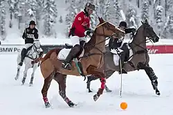 Cavaliers à cheval sur de la neige.