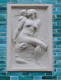 Immeuble no&nbsp;32.Bas-relief.