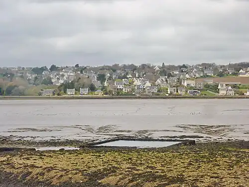 Locquénolé vue depuis Le Dourduff-en-Mer ; au premier plan, la rivière de Morlaix.