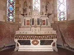 Chapelle Saint-Efflam : l'autel et son retable.