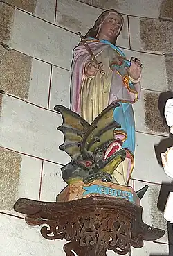 Chapelle Saint-Efflam : statue avec l'inscription "saint Eflam", mais qui serait plutôt celle de "Saint-Michel terrassant le dragon".