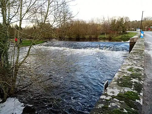 La Sarre juste en amont du moulin de Boterff, au niveau du pont routier de la D 2 en période de fortes eaux.