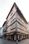 Le no&nbsp;36, à l'angle de la rue des Tonneliers.