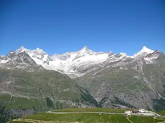 Vue du Trifthorn, au centre, entre le Zinalrothorn à droite et l'Ober Gabelhorn à gauche