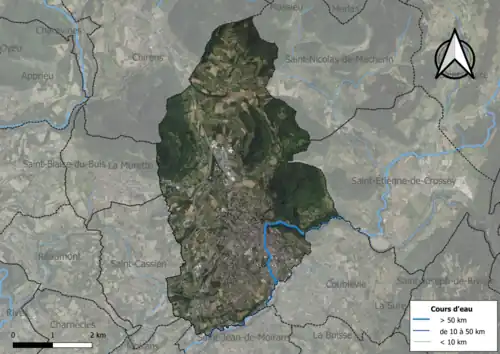 Photo aérienne en couleurs de la commune.