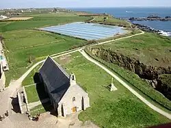 La Pointe Saint-Mathieu du sommet du phare : la chapelle Notre-Dame-de-Grâce et le littoral en direction de l'est.