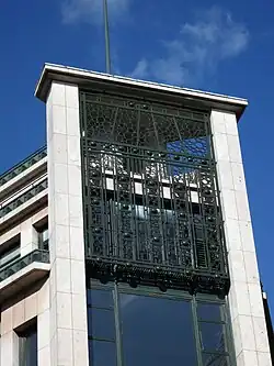 La partie supérieure de la façade du magasin 3, à l'angle de la rue du Pont-Neuf et de la rue Boucher.