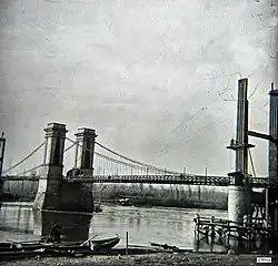 Début des travaux du nouveau pont dont on voit à droite une pile.