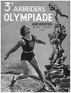 Couverture de magazine intitulé 3e Arbeiders olympiade Antwerpen. En noir et blanc, elle représente une lanceuse de disque en plein effort à côté d'une statue.
