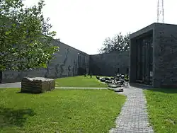 Le Three Shadows Photography Art Centre&nbsp;(en) à Caochangdi, Beijing, a été fondé en 2007 par les artistes photographes Rong Rong (Rép. Pop. de Chine) et inri (Japon).