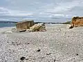 Près de Pellan : blockhaus déstabilisé, désormais au milieu de la plage, illustrant le recul de la côte depuis la Seconde Guerre mondiale 1.