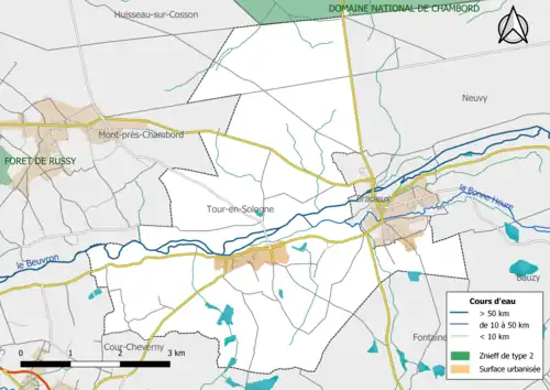 Le « Domaine National de Chambord », une ZNIEFF de type 2, est situé en lisière nord de la commune.