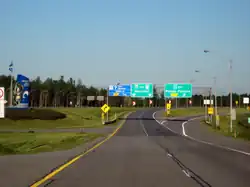 Échangeur de l'autoroute 40 à proximité de l'extrémité ouest.