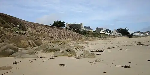 Mur de protection contre l'érosion littorale le long de la plage de Trescadec-Le Pouldu.