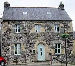Irvillac : maison du bourg construite en schiste.