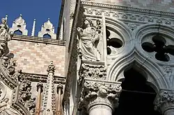 Vue de l'angle supérieur sculpté d'un angle de mur avec une statue au centre
