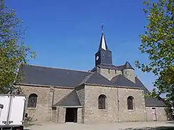 Vue en couleur d'une église en granit de style médiéval.